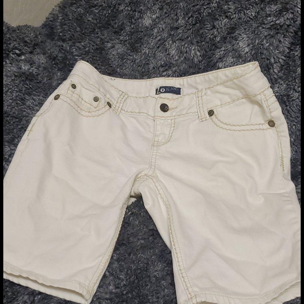 White/beige shorts